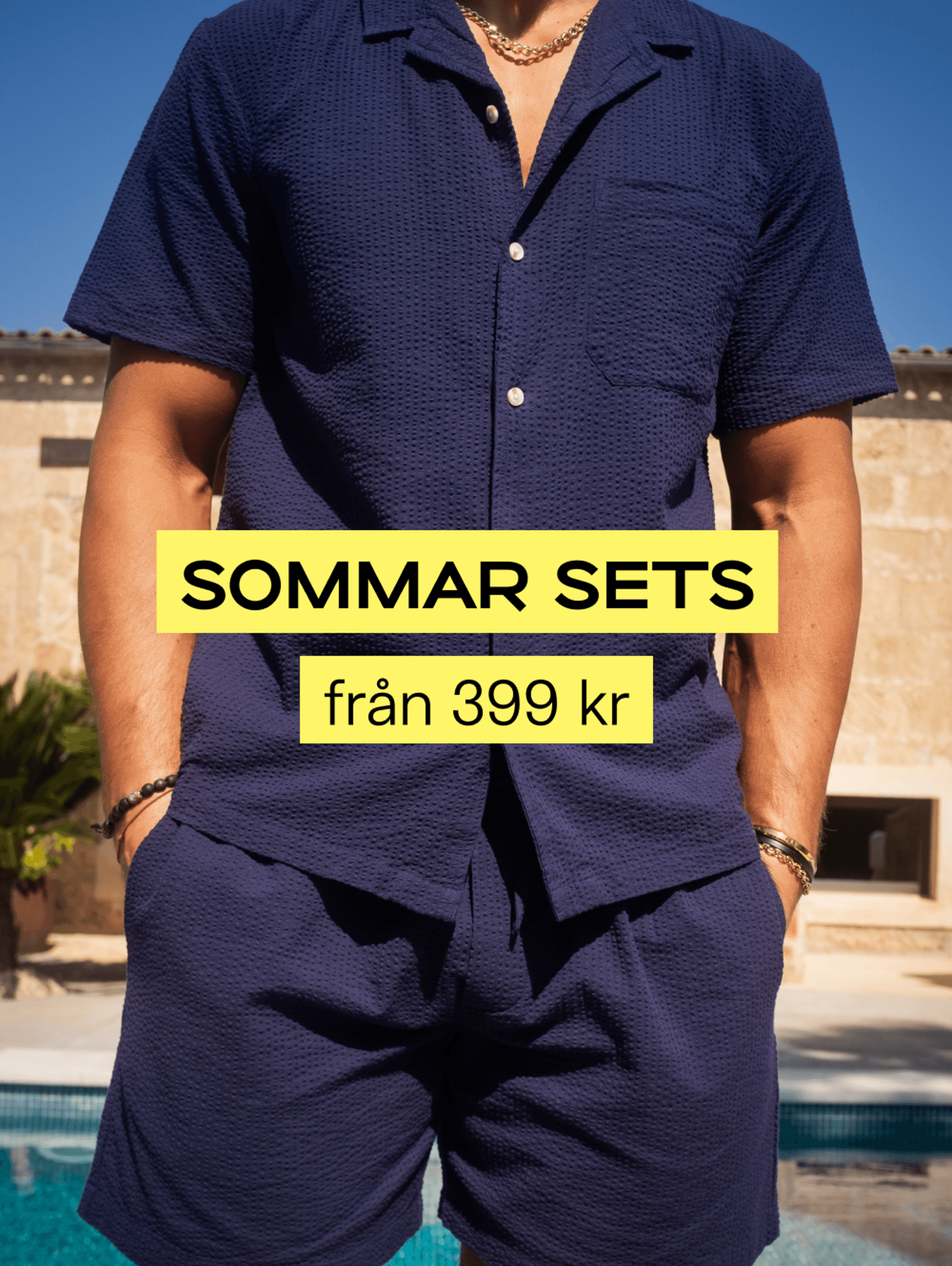 Man in a blue summer outfit near a pool. Text reads "Sommar Sets från 399 kr".